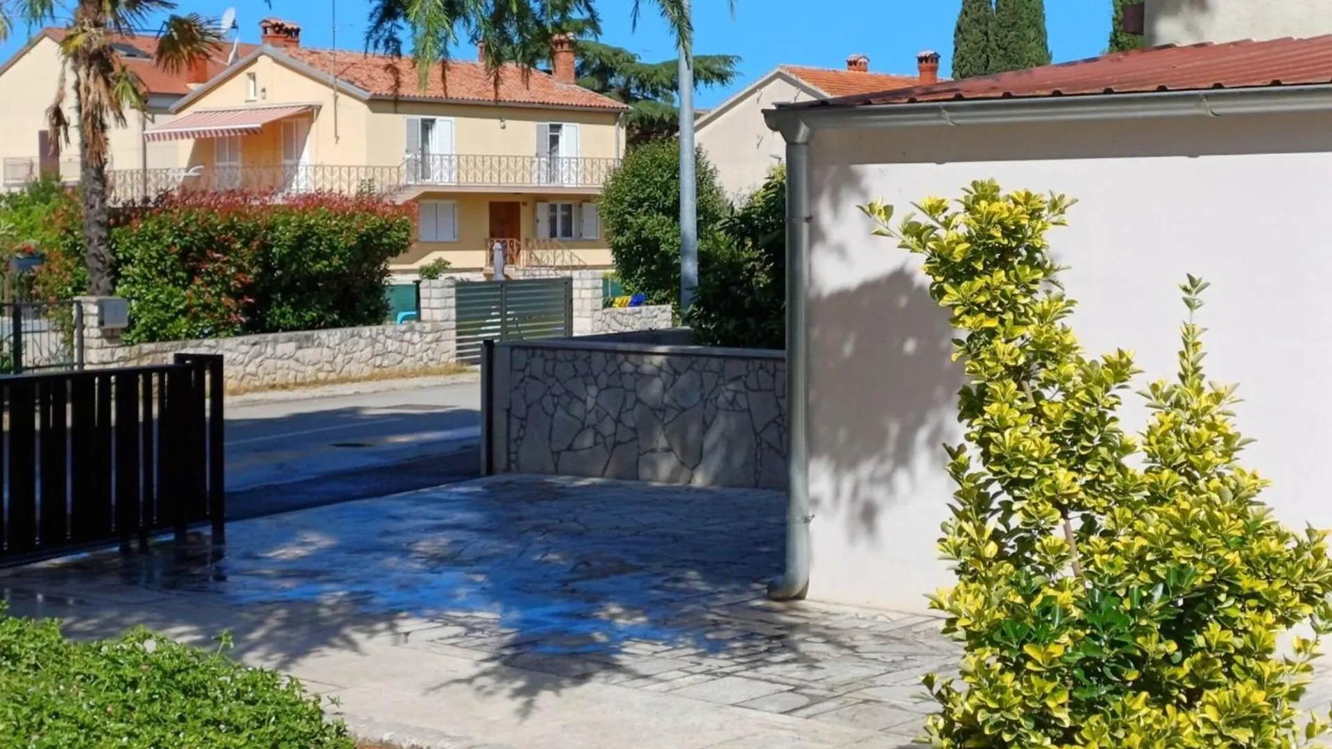 Sunny Street Holiday Home - Apartment Alba Ρόβινι